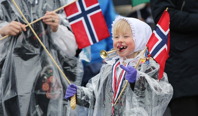 Norwegia świętuje. Zobacz, jak wygląda to w najbardziej malowniczym regionie kraju