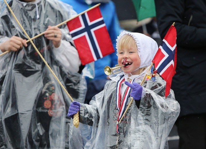Norwegia świętuje. Zobacz, jak wygląda to w najbardziej malowniczym regionie kraju