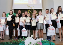 Laureaci z bp. Henrykiem Tomasikiem, ks. Andrzejem Gozdurem i Jolantą Strojek