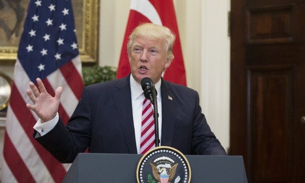 Trump broni swego prawa "do dzielenia się faktami z Rosją"