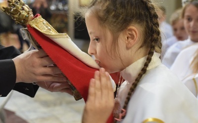 Na zakończenie Mszy św. dzieci mogły ucałować figurkę Matki Bożej. 