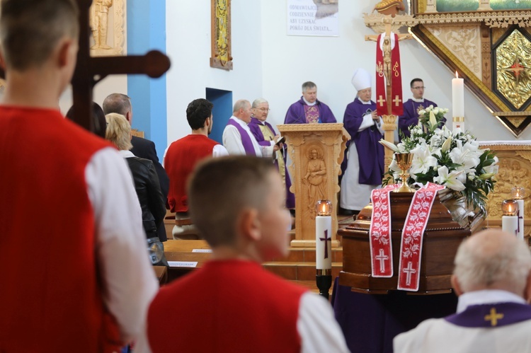 Pogrzeb śp. ks. kan. Borysa Kroczka na Trzycatku