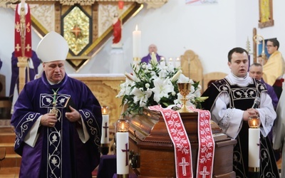 Liturgii pogrzebowej przewodniczył bp Piotr Greger.