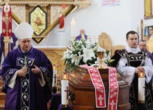 Liturgii pogrzebowej przewodniczył bp Piotr Greger.