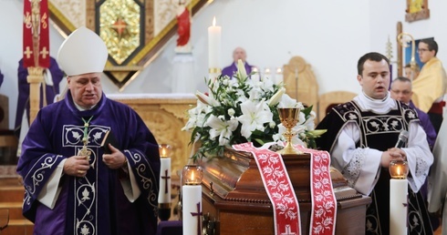 Liturgii pogrzebowej przewodniczył bp Piotr Greger.