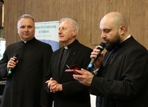 O. Hubert Matuszkiewicz, wicedyrektor Caritas Polska (w środku), z ks. Robertem Kowalskim, dyrektorem diecezjalnej Caritas (z lewej) i wicedyrektorem ks. Damianem Drabikowskim