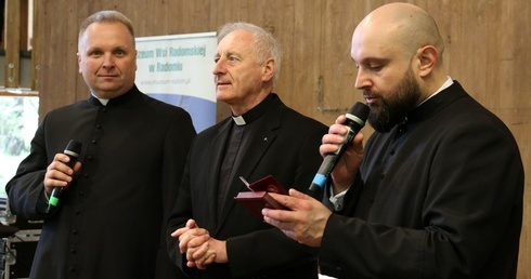 O. Hubert Matuszkiewicz, wicedyrektor Caritas Polska (w środku), z ks. Robertem Kowalskim, dyrektorem diecezjalnej Caritas (z lewej) i wicedyrektorem ks. Damianem Drabikowskim