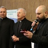 O. Hubert Matuszkiewicz, wicedyrektor Caritas Polska (w środku), z ks. Robertem Kowalskim, dyrektorem diecezjalnej Caritas (z lewej) i wicedyrektorem ks. Damianem Drabikowskim