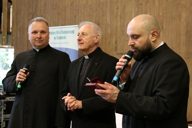 O. Hubert Matuszkiewicz, wicedyrektor Caritas Polska (w środku), z ks. Robertem Kowalskim, dyrektorem diecezjalnej Caritas (z lewej) i wicedyrektorem ks. Damianem Drabikowskim