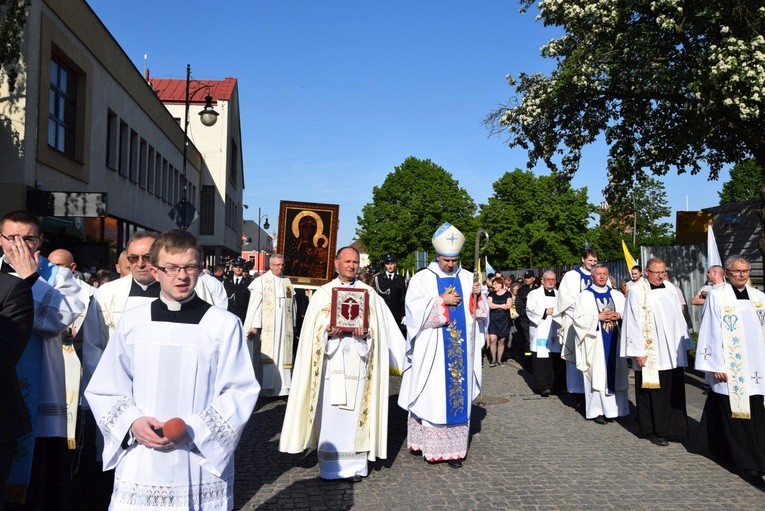 Powitanie ikony MB Częstochowskiej w parafii św. Andrzeja Apostoła w Łęczycy