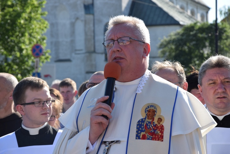 Powitanie ikony MB Częstochowskiej w parafii św. Andrzeja Apostoła w Łęczycy