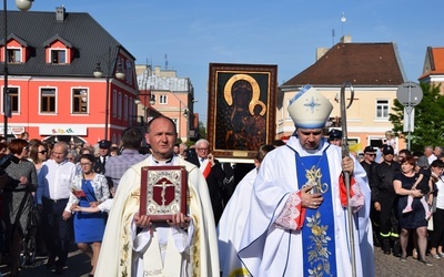 Procesja z obrazem zmierza do kościoła parafii św. Andrzeja Apostoła w Łęczycy. Na czele bp Wojciech Osial i ks. Sławomir Sobierajski, dziekan łęczycki