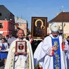 Procesja z obrazem zmierza do kościoła parafii św. Andrzeja Apostoła w Łęczycy. Na czele bp Wojciech Osial i ks. Sławomir Sobierajski, dziekan łęczycki