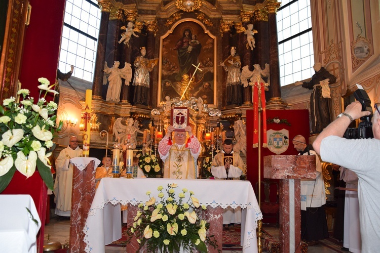 Powitanie ikony MB Częstochowskiej w parafii Niepokalanego Poczęcia NMP w Łęczycy