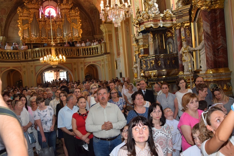 Powitanie ikony MB Częstochowskiej w parafii Niepokalanego Poczęcia NMP w Łęczycy