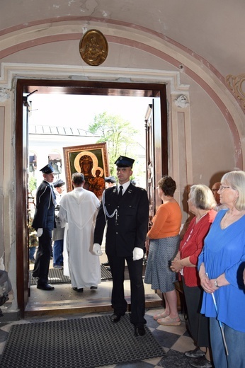 Powitanie ikony MB Częstochowskiej w parafii Niepokalanego Poczęcia NMP w Łęczycy