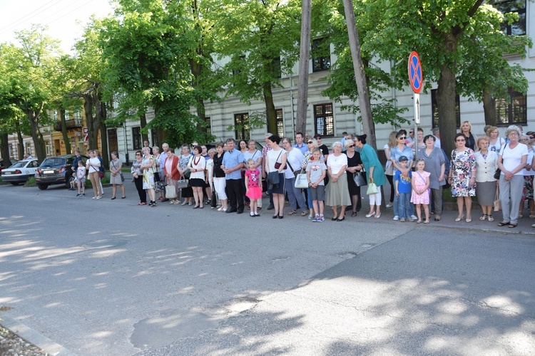 Powitanie ikony MB Częstochowskiej w parafii Niepokalanego Poczęcia NMP w Łęczycy