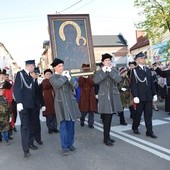 Obraz Matki Bożej Częstochowskiej niosą członkowie straży Grobu Pańskiego przy parafii oo. bernardynów