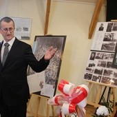 Twórca wystawy Michał Kobiela podczas otwarcia ekspozycji w Żywcu