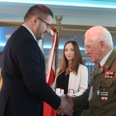 Podczas uroczystości odznaczeniami uhonorowani zostali kombatanci oraz osoby zaangażowane w umacnianie pamięci o AK