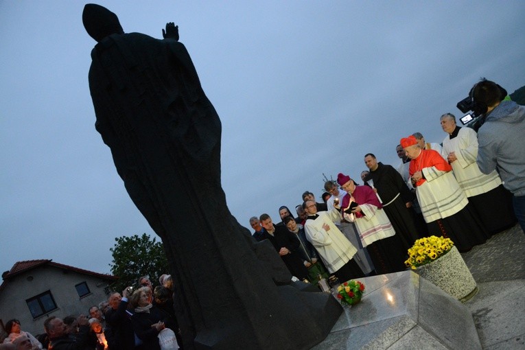 Kard. Dziwisz na Górze św. Anny