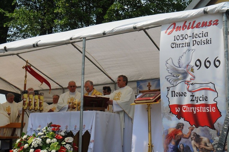 Uroczystości religijne i patriotyczne w Morawicy