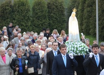W procesji z figurą wokół kościoła św. Stanisława BM
