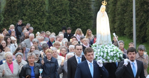 W procesji z figurą wokół kościoła św. Stanisława BM