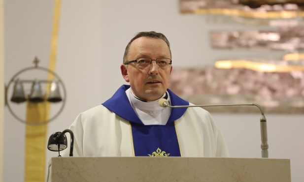 O pragnieniu parafian, by iść za Maryją, mówił na wstępie pierwszego nabożeństwa ks. kan. Jan Figura
