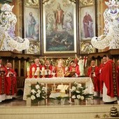 W podzięce za 25 lat swojego kapłaństwa pod przewodnictwem bp. Tadeusza Rakoczego modliło się 17 księży