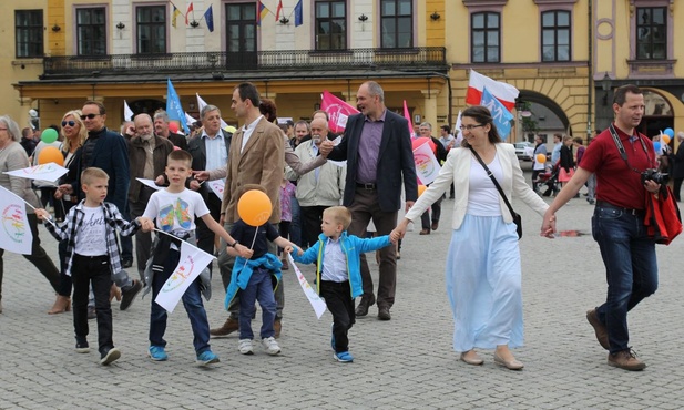 Mali i duzi na cieszyńskim marszu dla rodziny