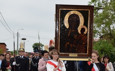 Procesja z obrazem Matki Bożej Częstochowskiej zmierza do archikolegiaty w Tumie