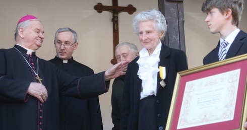 Elżbieta Babicka przed wejściem do kaplicy w Szarem