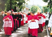 Biskup Edward Janiak w 1997 r. (pierwszy w prawym rzędzie).