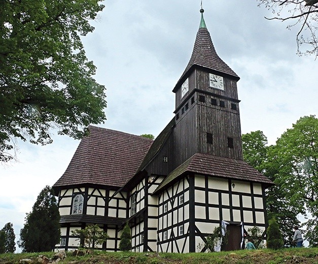 Zabytkowa świątynia z charakterystycznym murem pruskim została wzniesiona w 1617 r.  na wzgórzu.