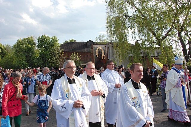 	W parafii dziekańskiej niewiasty przyozdobiły głowy kwiatowymi wiankami. 