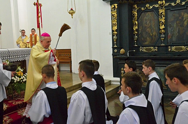 ▲	Ministrantów pobłogosławił bp senior Edward Frankowski. 