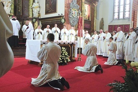 ▲	Jeszcze kandydaci,  a za chwilę prezbiterzy. Trzech nowych księży trafi wkrótce do parafii diecezji legnickiej.