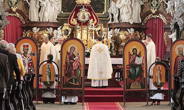 Podczas zeszłorocznej pielgrzymki do Krzeszowa grekokatolicy przywieźli całe wyposażenie niezbędne do sprawowania ich liturgii.