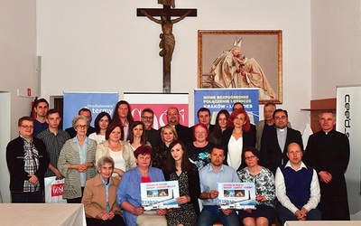 Reprezentacje redakcji (trzymają w rękach vouchery), które zajęły I i II miejsce, polecą w nagrodę do Lourdes.