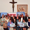 Reprezentacje redakcji (trzymają w rękach vouchery), które zajęły I i II miejsce, polecą w nagrodę do Lourdes.