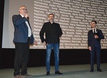Od lewej: Mariusz Pilis i Dariusz Walusiak opowiadają publiczności i Andrzejowi Sobczykowi z „Rafaela” o kulisach powstawania filmu.