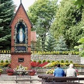 ▲	Różaniec i Msza św. są głównymi rodzajami modlitwy w Gietrzwałdzie.