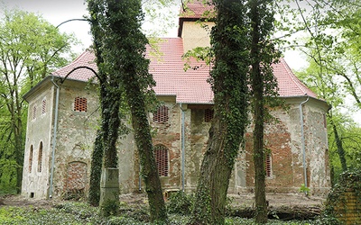 Średniowieczny kościół jest jedyną pozostałością pałacowej zabudowy w Gębicach.