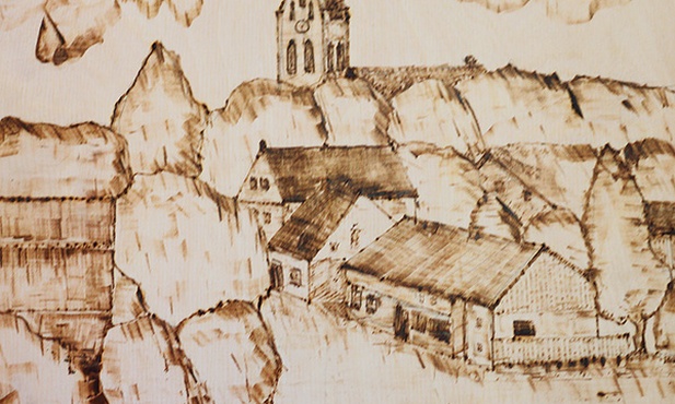 Panorama Mikołajek Pomorskich wykonana techniką pirografii.