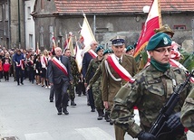 Po uroczystej Mszy św. kilkaset osób z Dzierżoniowa i całego regionu w asyście wojskowej żołnierzy 22 Karpackiego Batalionu Piechoty Górskiej z Kłodzka przeszło przez miasto na miejsce odsłonięcia pomnika. 