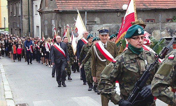 Po uroczystej Mszy św. kilkaset osób z Dzierżoniowa i całego regionu w asyście wojskowej żołnierzy 22 Karpackiego Batalionu Piechoty Górskiej z Kłodzka przeszło przez miasto na miejsce odsłonięcia pomnika. 