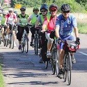 Pątnicy na trasie 7. pielgrzymki rowerowej.