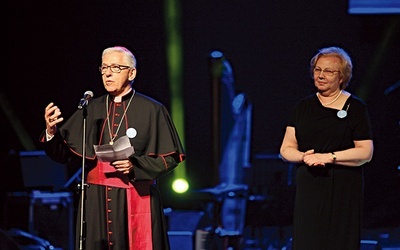 Abp Wiktor Skworc i Małgorzata Mańka--Szulik podczas inauguracji MŚR. 