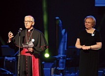 Abp Wiktor Skworc i Małgorzata Mańka--Szulik podczas inauguracji MŚR. 